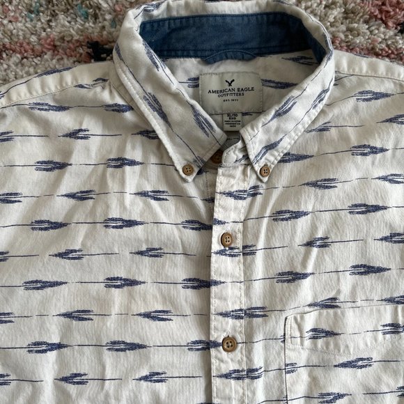 American Eagle XL Short Sleeve Button Down Arrow Blue Tan faux wood buttons - Picture 2 of 3